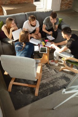 Bir grup Kafkasyalı genç ofis çalışanı yeni fikirleri tartışmak için yaratıcı bir toplantı yapıyorlar.