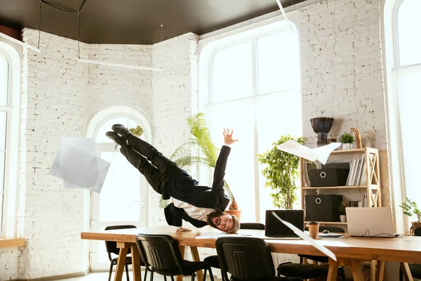 Empresario divirtiéndose bailando break dance en la oficina del trabajo — Foto de Stock