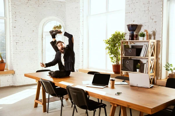 Empresario divirtiéndose bailando break dance en la oficina del trabajo — Foto de Stock