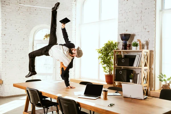 Homme d'affaires s'amuser à danser break dance dans le bureau au travail — Photo
