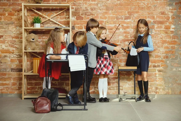 Un groupe d'enfants passe du temps après l'école ensemble. Beaux amis se reposant après les cours . — Photo