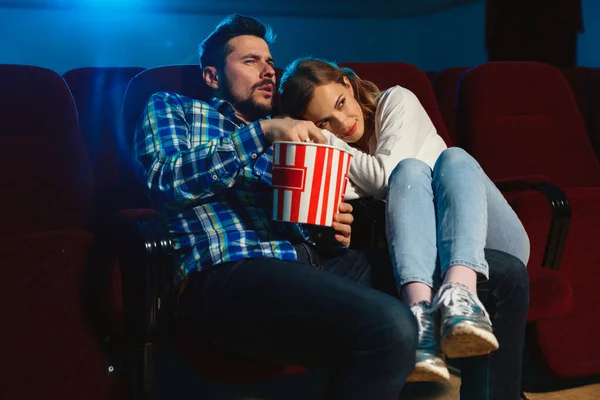 Attrayant jeune couple caucasien regarder un film à un cinéma — Photo