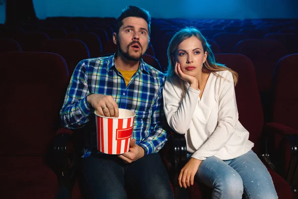 매력적 인 젊은 백인 남녀 가 극장에서 영화를 보고 있다 — 스톡 사진