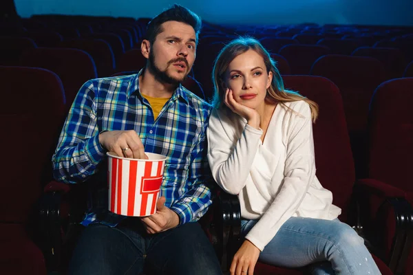 Attrayant jeune couple caucasien regarder un film à un cinéma — Photo