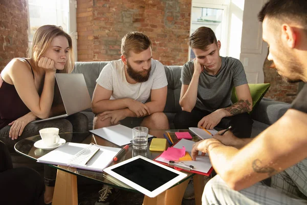 Grupo de jóvenes trabajadores de oficina caucásicos tienen reunión creativa para discutir nuevas ideas — Foto de Stock