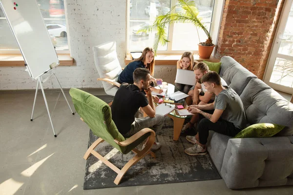 Skupina mladých bělošských kancelářských pracovníků má kreativní setkání, aby projednala nové nápady — Stock fotografie