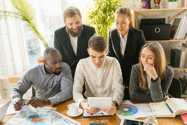 Grupo de jóvenes profesionales de la empresa que tienen una reunión, oficina creativa — Foto de Stock