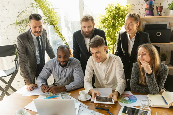 Grupp av unga företagare som har ett möte, kreativt kontor — Stockfoto