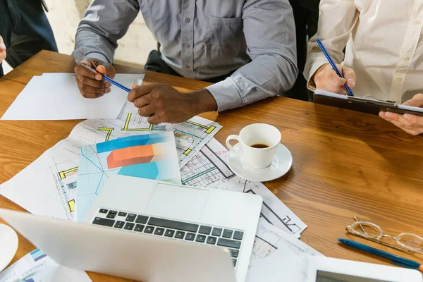 Gruppo di giovani professionisti aziendali che hanno un incontro, ufficio creativo — Foto Stock