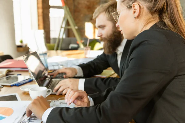 Grupo de jóvenes profesionales de la empresa que tienen una reunión, oficina creativa —  Fotos de Stock