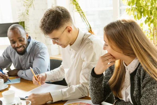 Grupo de jóvenes profesionales de la empresa que tienen una reunión, oficina creativa — Foto de Stock