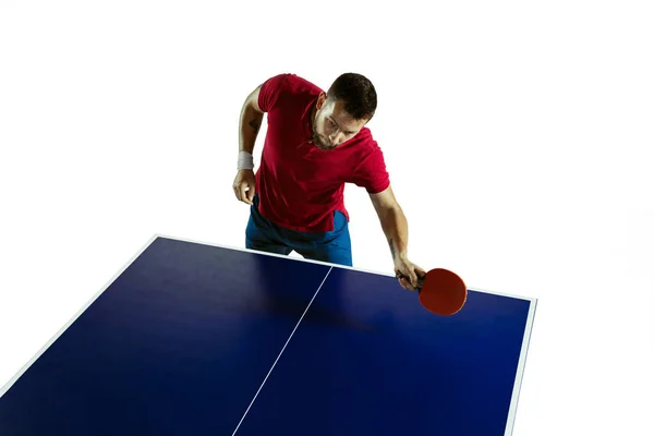 Joven jugando al tenis de mesa sobre fondo blanco del estudio — Foto de Stock