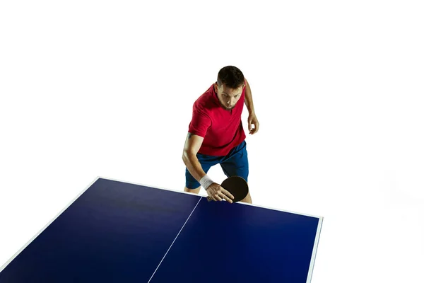 Joven jugando al tenis de mesa sobre fondo blanco del estudio — Foto de Stock