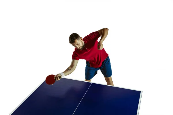 Giovane uomo che gioca a ping pong su sfondo bianco studio — Foto Stock