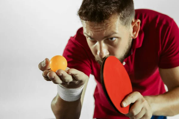 Joven jugando al tenis de mesa sobre fondo blanco del estudio — Foto de Stock