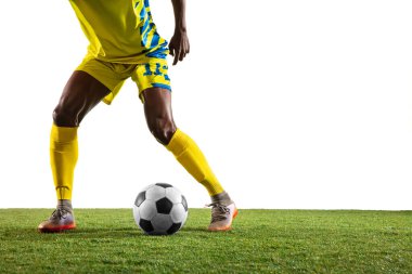 Beyaz arka planda izole edilmiş profesyonel Afrikalı futbolcu ya da futbolcu