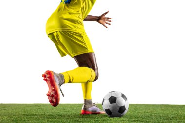 Beyaz arka planda izole edilmiş profesyonel Afrikalı futbolcu ya da futbolcu