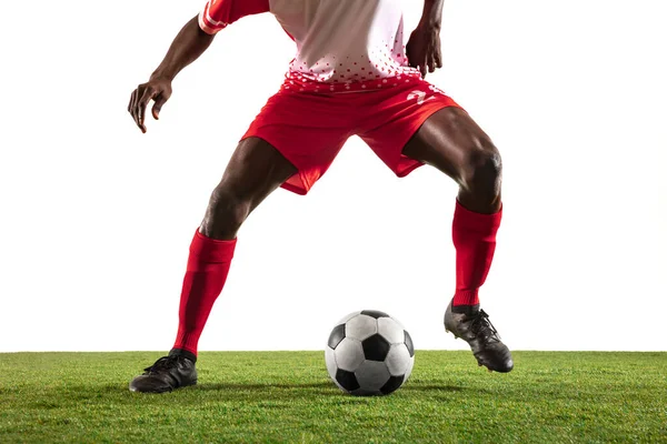 Futebol africano profissional ou jogador de futebol isolado em fundo branco — Fotografia de Stock