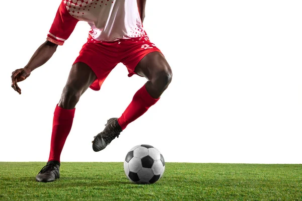 Futebol africano profissional ou jogador de futebol isolado em fundo branco — Fotografia de Stock