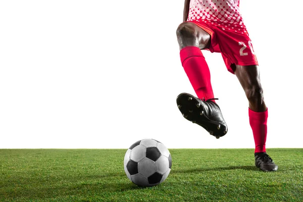Beyaz arka planda izole edilmiş profesyonel Afrikalı futbolcu ya da futbolcu