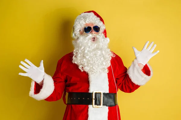 Άγιος Βασίλης με μοντέρνα γυαλιά που απομονώνονται σε κίτρινο φόντο στούντιο — Φωτογραφία Αρχείου