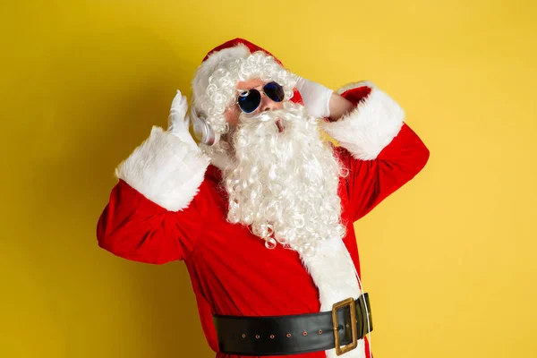 Babbo Natale con occhiali moderni isolati su sfondo giallo — Foto Stock