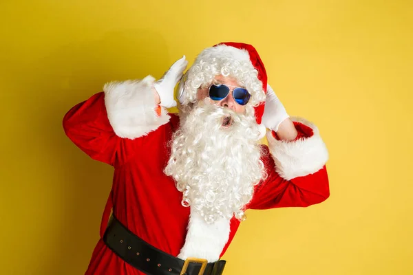 Babbo Natale con occhiali moderni isolati su sfondo giallo — Foto Stock