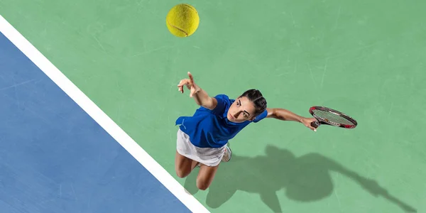 Jovem de camisa azul a jogar ténis. Juventude, flexibilidade, energia e energia . — Fotografia de Stock