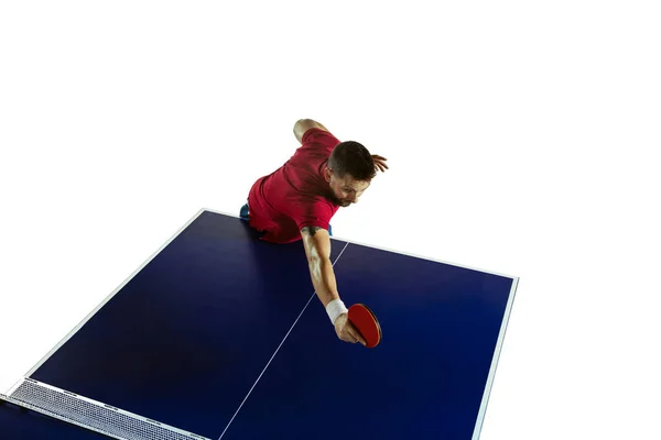 Giovane uomo che gioca a ping pong su sfondo bianco studio — Foto Stock