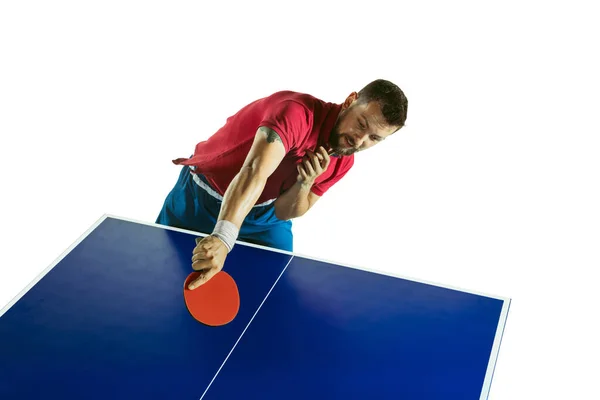 在白人工作室背景下打乒乓球的年轻人 — 图库照片