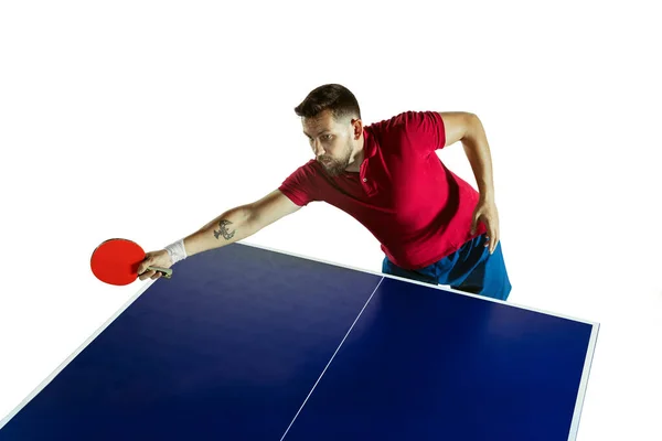 Giovane uomo che gioca a ping pong su sfondo bianco studio — Foto Stock