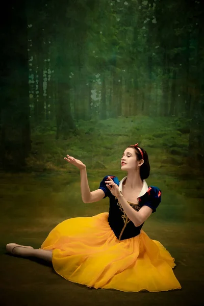 Fiatal balett táncos, mint egy Hófehérke mérgezett almával az erdőben — Stock Fotó