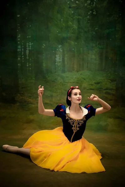 Νεαρός χορευτής μπαλέτου ως Χιονάτη με δηλητηριασμένο μήλο στο δάσος — Φωτογραφία Αρχείου