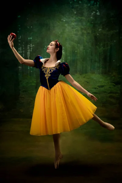 Joven bailarina de ballet como Blancanieves con manzana envenenada en el bosque — Foto de Stock