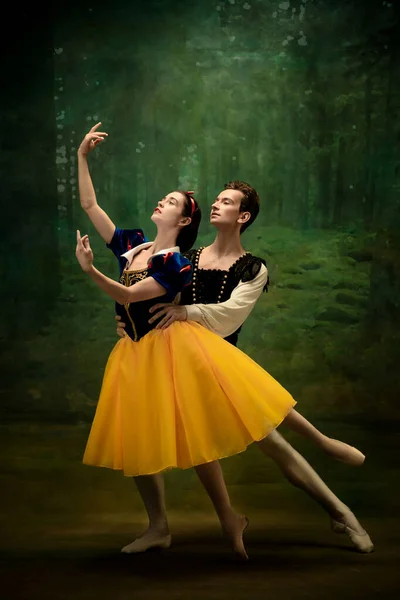 Jovens bailarinos de balé como uma neve personagens brancos na floresta — Fotografia de Stock