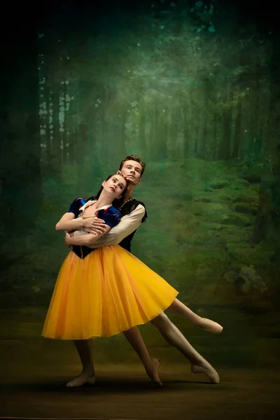 Młodzi tancerze baletowi jako postacie Śnieżki w lesie — Zdjęcie stockowe