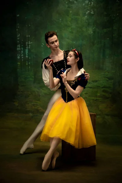 Jóvenes bailarines de ballet como Blancanieves personajes en el bosque —  Fotos de Stock