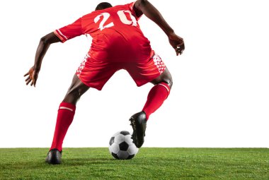 Beyaz arka planda izole edilmiş profesyonel Afrikalı futbolcu ya da futbolcu