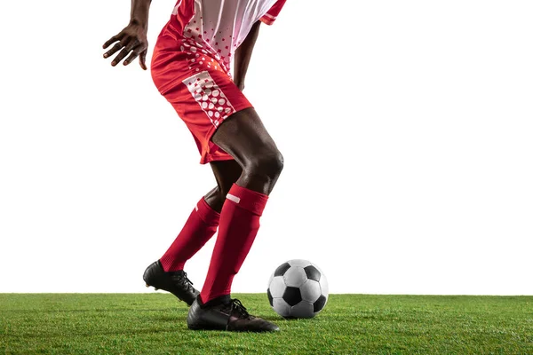 Профессиональный африканский футболист или футболист на белом фоне — стоковое фото