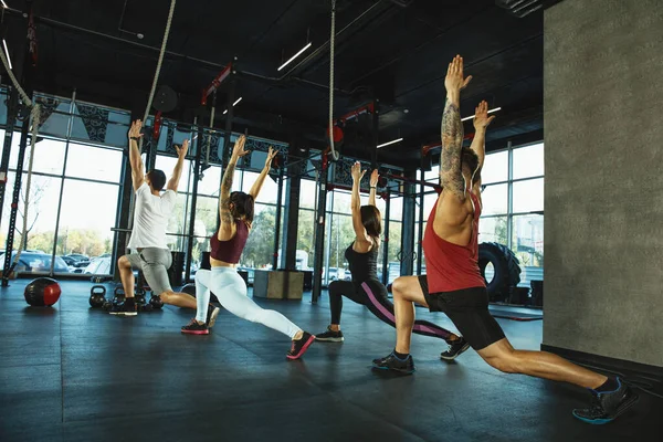 Eine Gruppe muskulöser Athleten beim Training im Fitnessstudio — Stockfoto