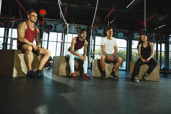 Un grupo de atletas musculares haciendo ejercicio en el gimnasio — Foto de Stock