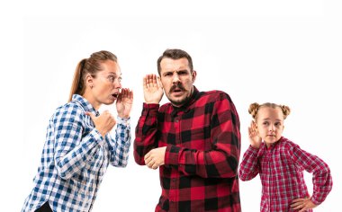 Aile üyeleri beyaz stüdyo geçmişi hakkında tartışıyor..