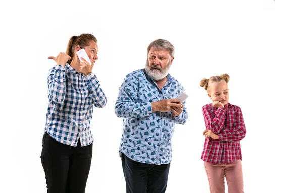 Familjemedlemmar argumenterar med varandra på vit studio bakgrund. — Stockfoto