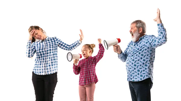 Familienmitglieder streiten sich auf weißem Studiohintergrund. — Stockfoto