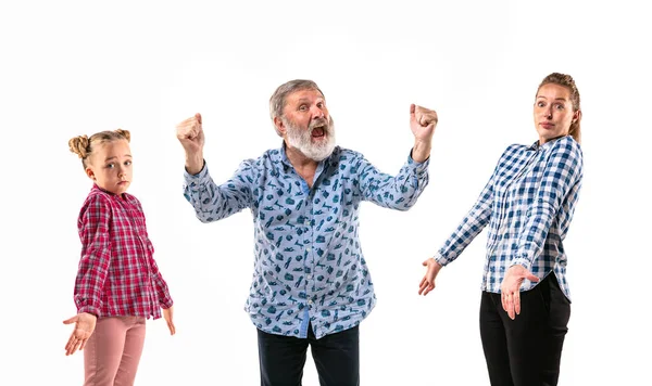 Membros da família discutindo uns com os outros no fundo do estúdio branco . — Fotografia de Stock