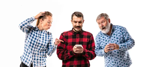 Miembros de la familia uno con el otro en el fondo blanco del estudio . — Foto de Stock