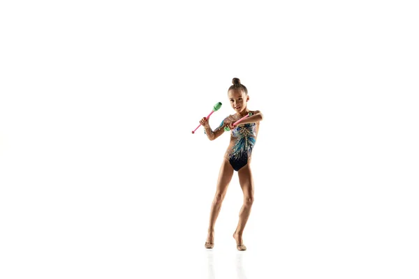 Liten flexibel kvinnlig gymnast isolerad på vit studio bakgrund — Stockfoto