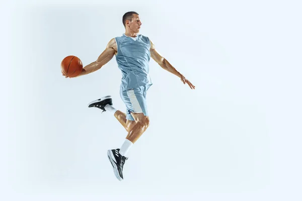 Jovem jogador de basquete caucasiano contra fundo estúdio branco — Fotografia de Stock