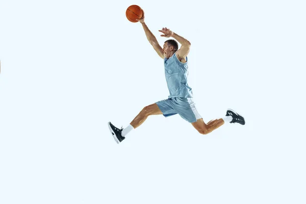 Jovem jogador de basquete caucasiano contra fundo estúdio branco — Fotografia de Stock