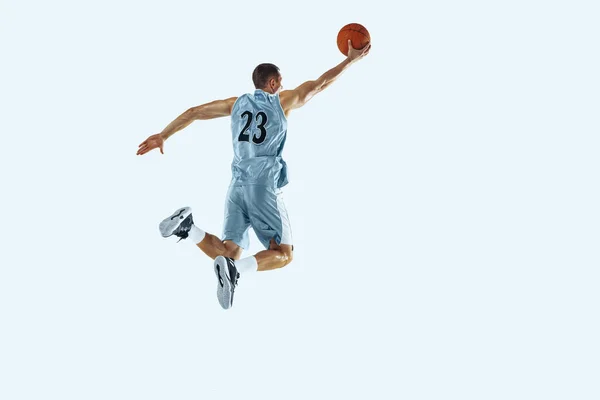 Jovem jogador de basquete caucasiano contra fundo estúdio branco — Fotografia de Stock